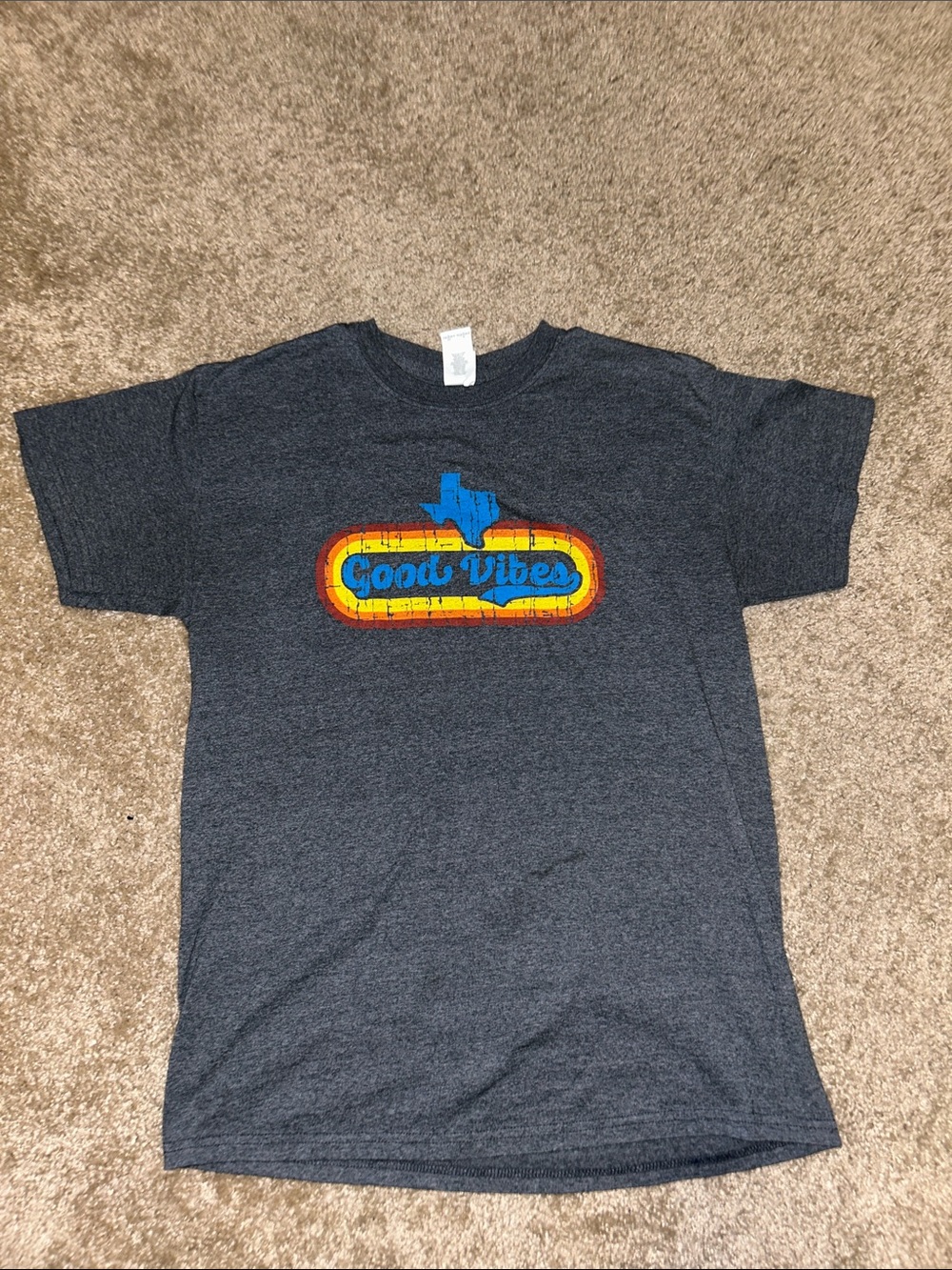 Gildan Charcoal Texan ‘Good Vibes' Tee with Retro Blue, Yellow & Orange Graphic